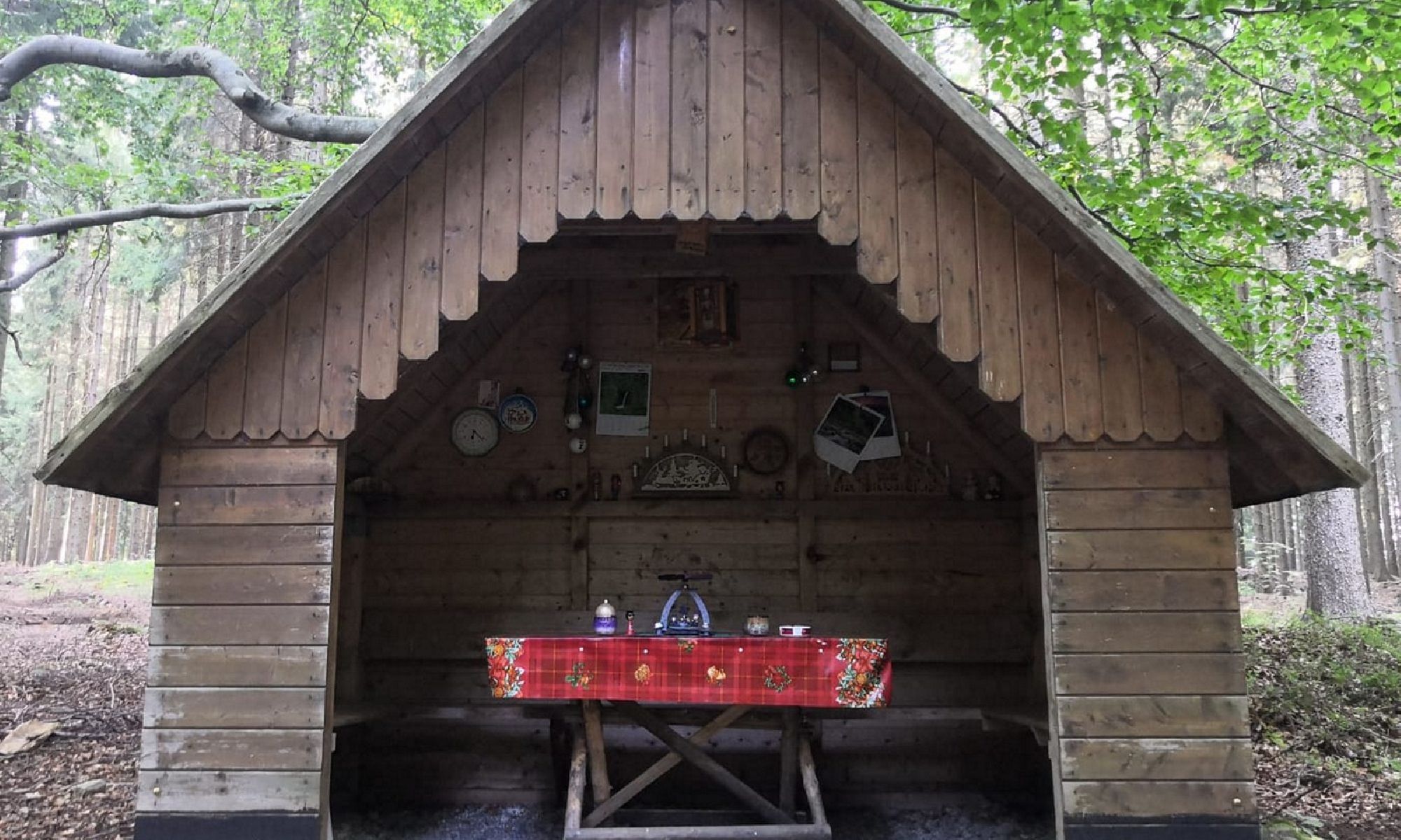 Erzgebirgische Volkskunst im Wald