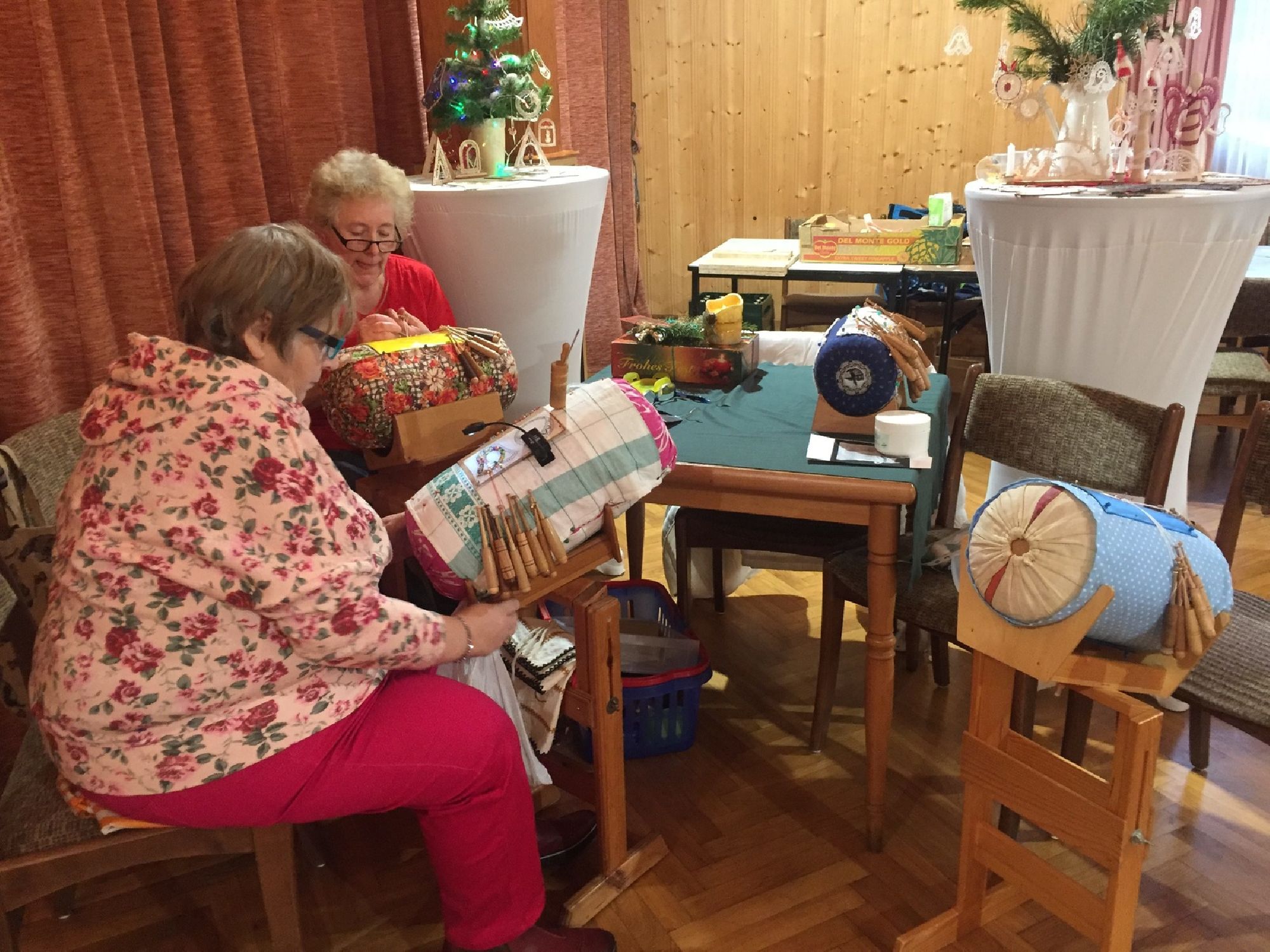 Klöppelfrauen stellen ihr Handwerk vor